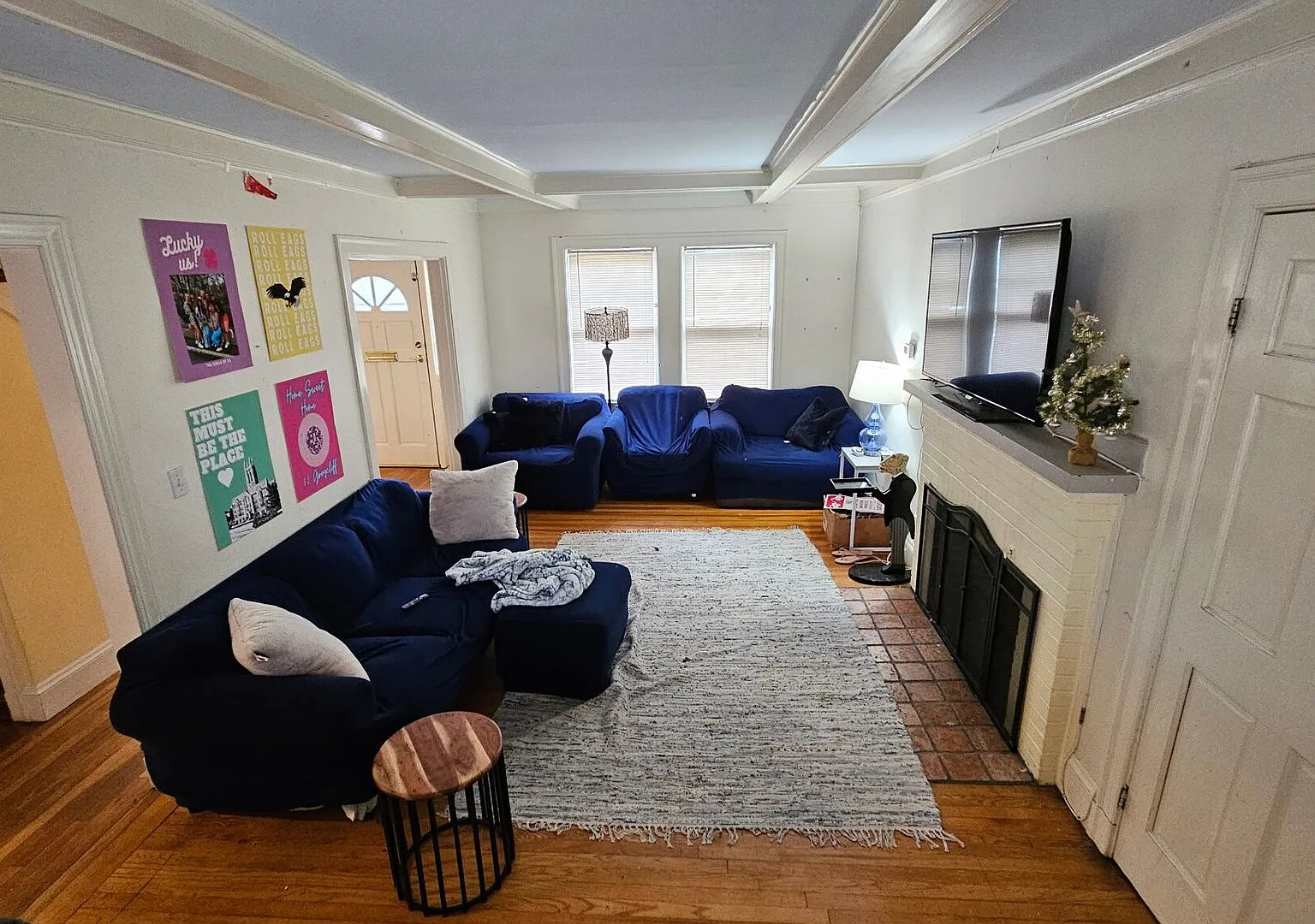 $1k Rebate! Oversized House w 4 Parking Spots Inc. Laundry in Unit. Fits up to 10 ppl (Would Cost... — Photo 1