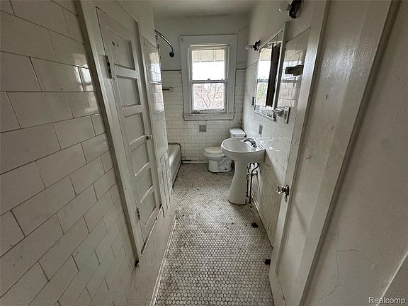 5th image of 2660 Webb St