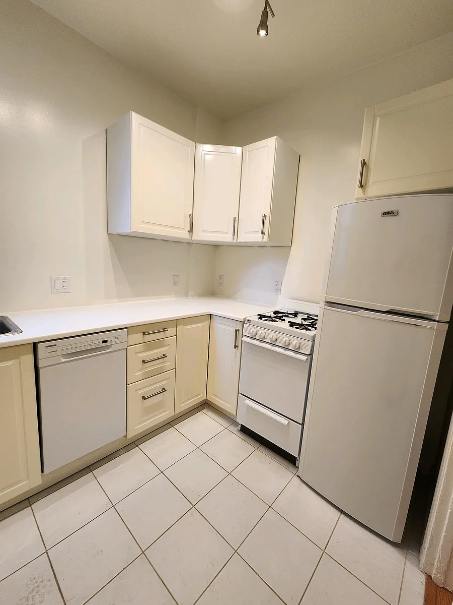 Another view of kitchen. - 724 Leavenworth st