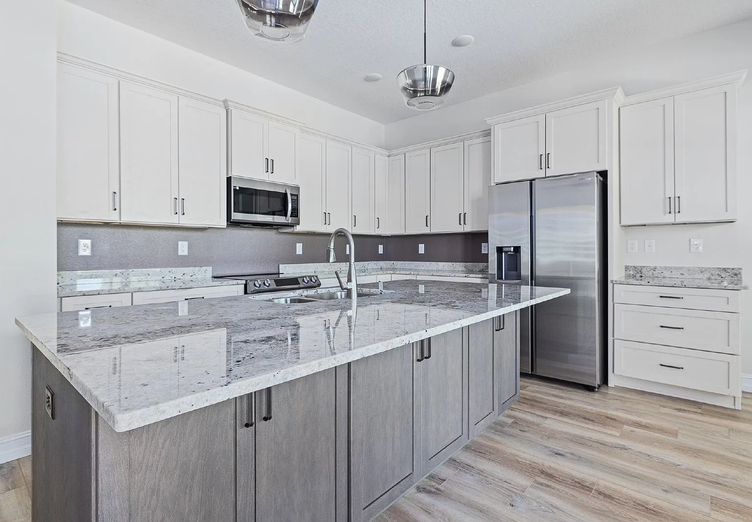 3 bed, 2.5 bath, 2433 sqft, $4,495 — Photo 3