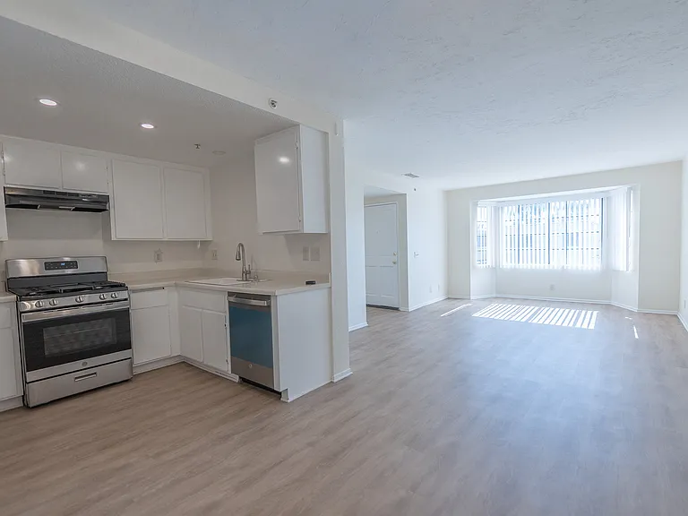 ORIGINAL PHOTO - KITCHEN / LIVING ROOM