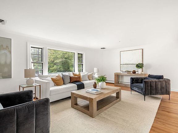 4th image of 43 Meredith Cir