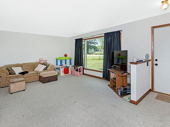 3rd image of 8 Lynwood Ave