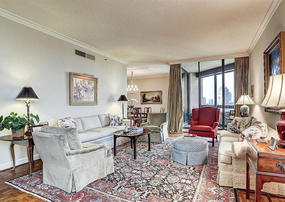 The Living Room has a 9'6" ceiling and gleaming hardwoods.