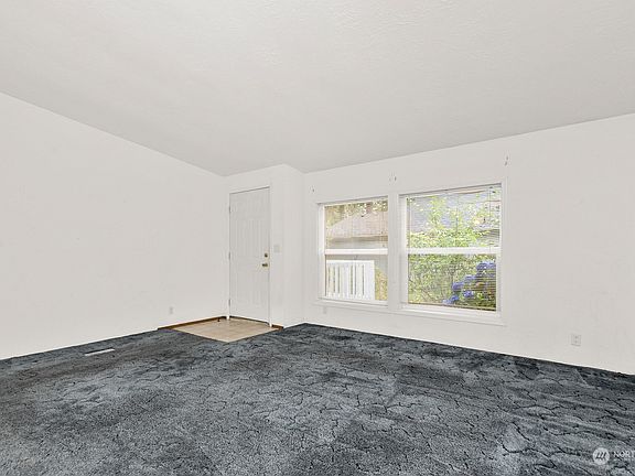 3rd image of 16929 Kalmia Court SE