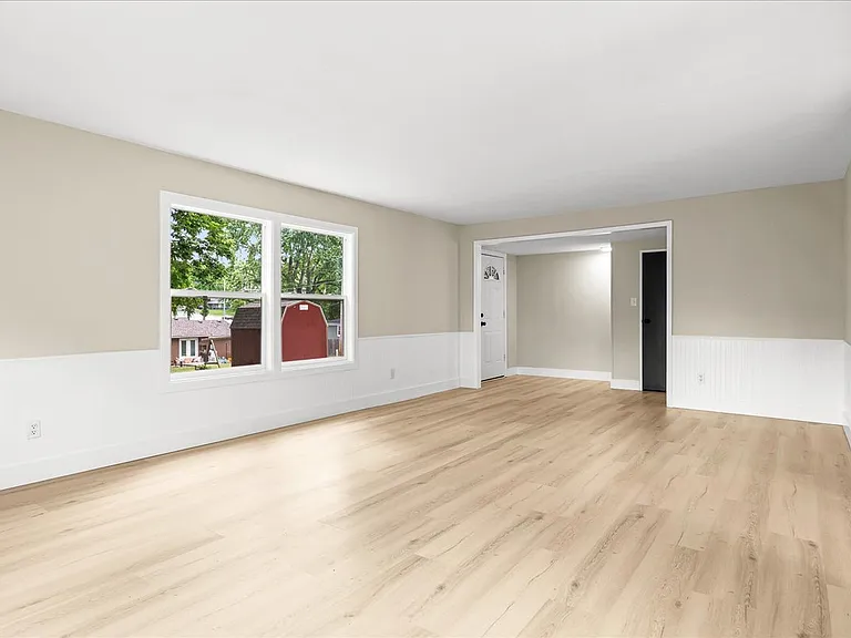 210 Lynn St — Photo 4