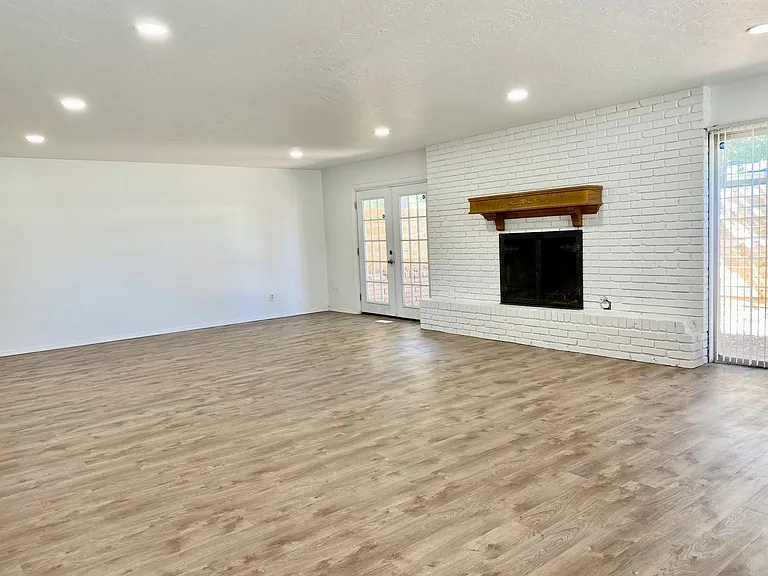 6336 N Villa Ave — Photo 3