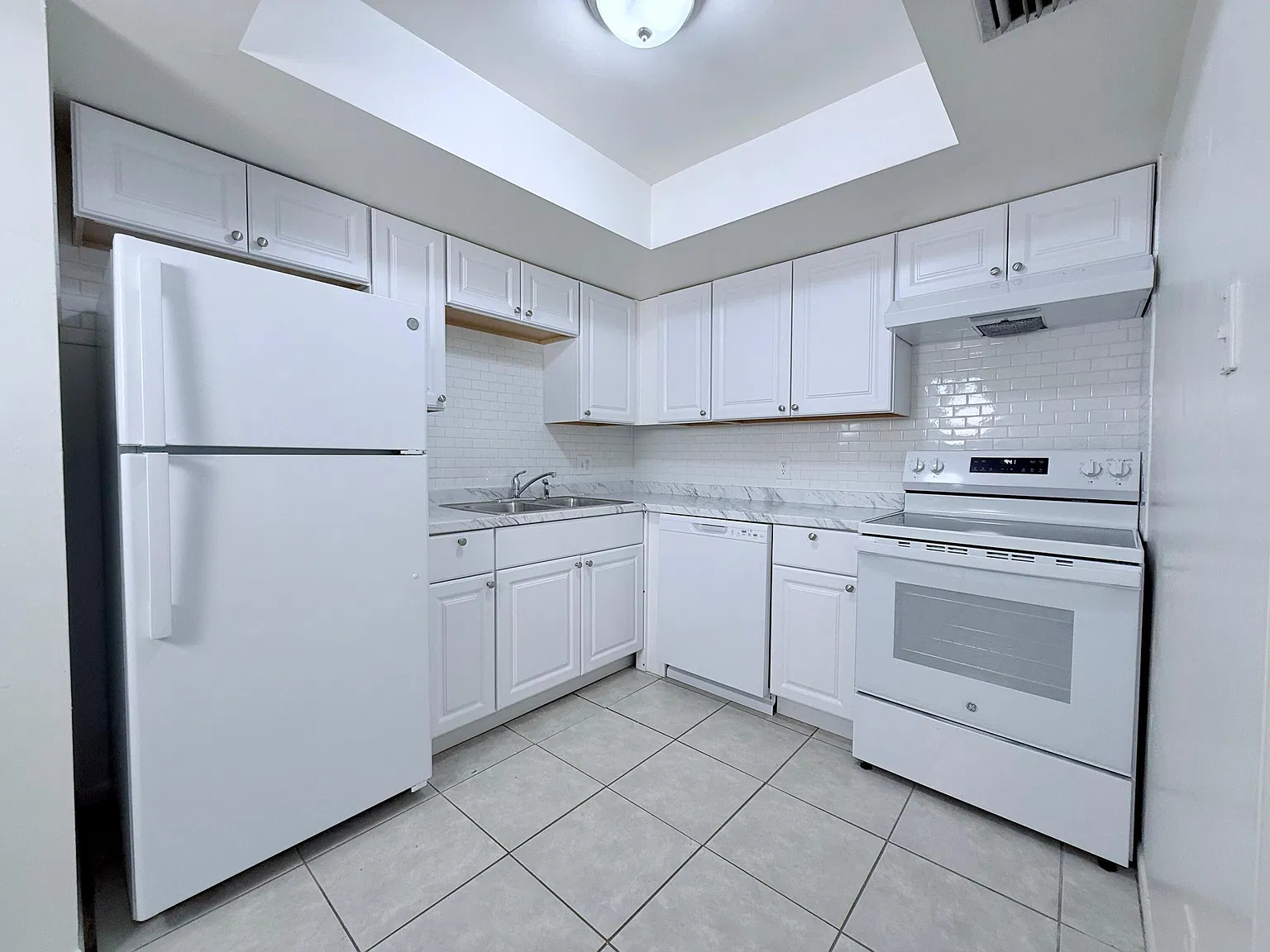 2 bed, 2.0 bath, 900 sqft, $2,025 — Photo 2