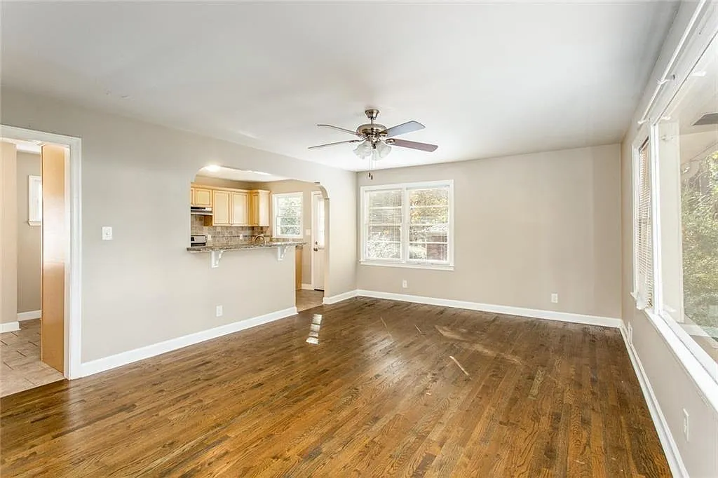 3 bed, 1.5 bath, 1283 sqft, $2,100 — Photo 2