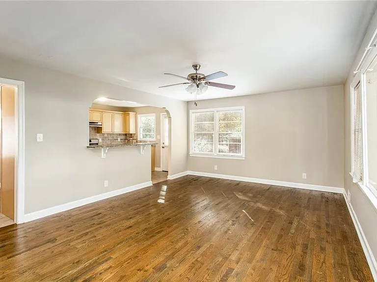 2720 Stonecreek Rd SE — Photo 2