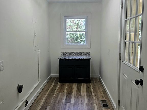 5th image of 1606 Hilltop Dr