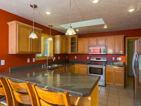 5th image of 605 W Shady Hill St
