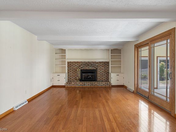 3rd image of 1134 Desert St NE