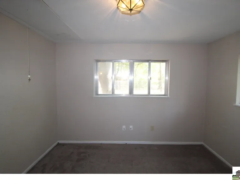 409 Oak St — Photo 28