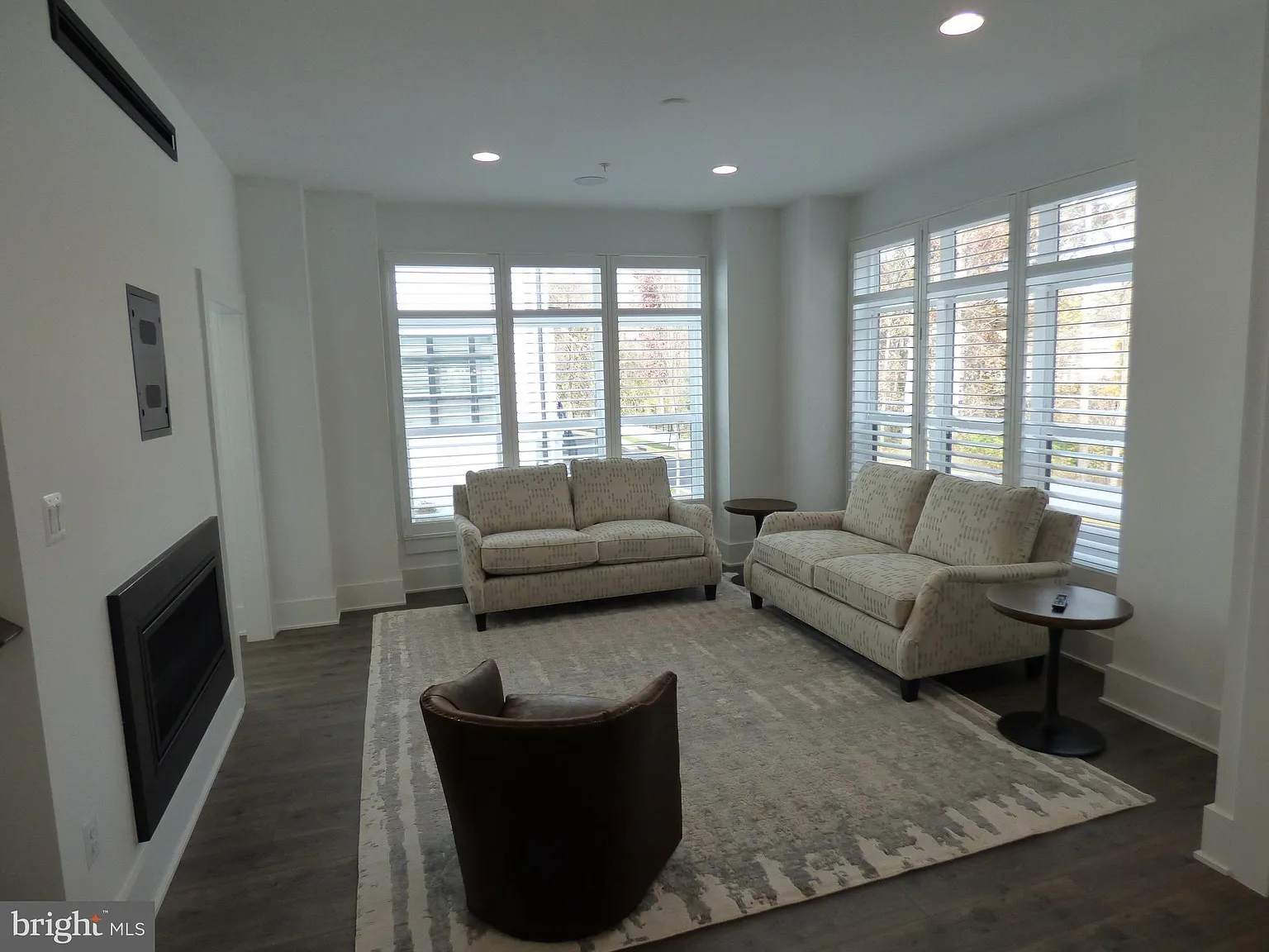 3 bed, 5.0 bath, 2400 sqft, $6,900 — Photo 3