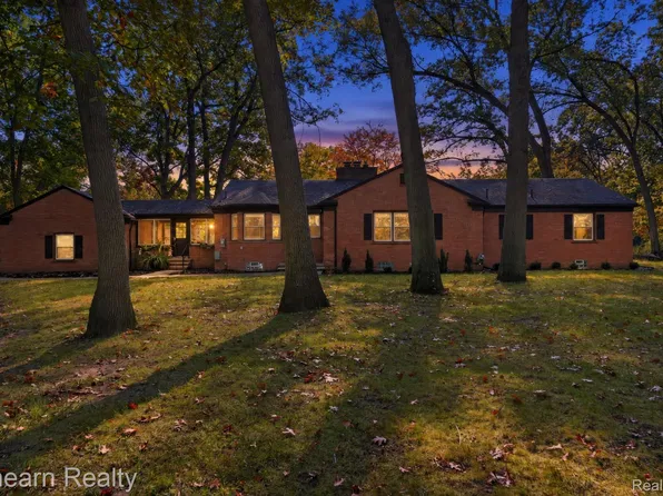 22340 Maplewood Dr, Southfield, MI 48033