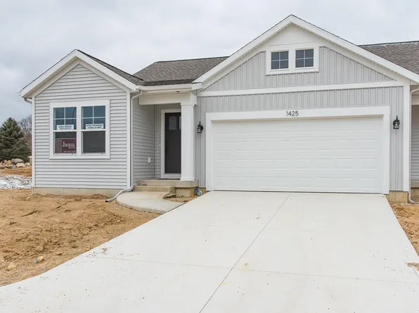 1425 N Village Cir, Kalamazoo, MI 49009