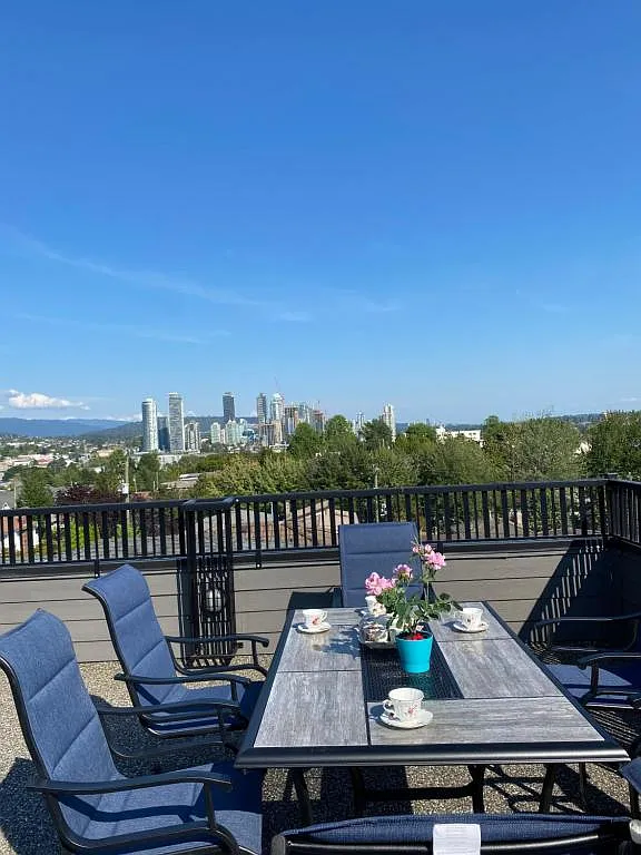 3 bed, 2200 sqft, $7,500 — Photo 2