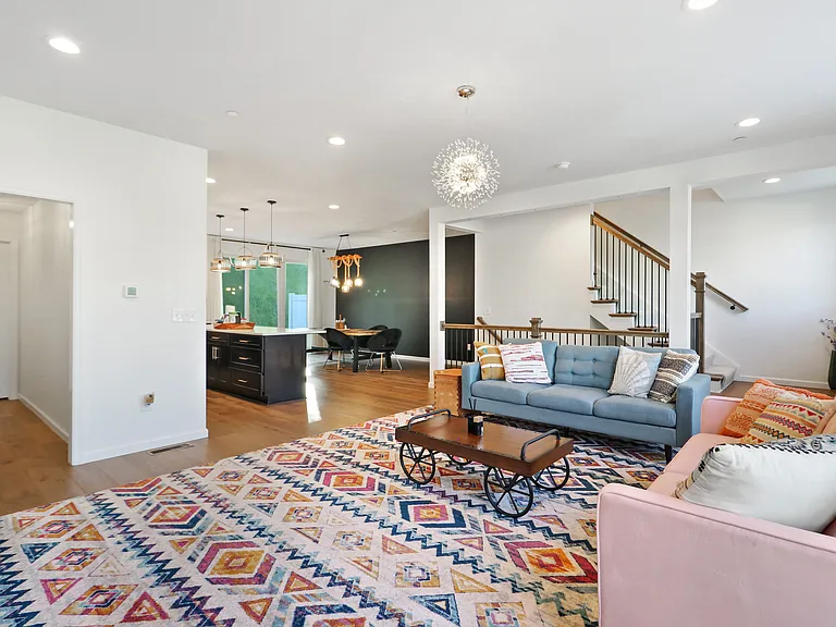 414 Walnut Ct — Photo 3
