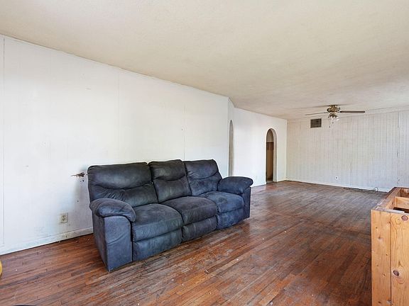 4th image of 2303 N Farmer Avenue
