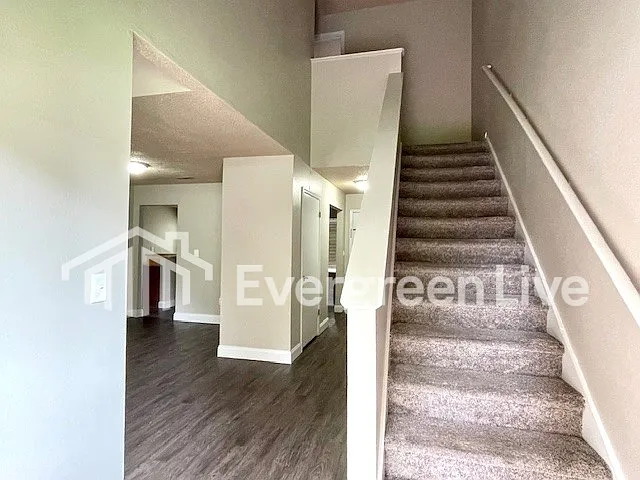 4 bed, 2.5 bath, 1815 sqft, $1,595 — Photo 3