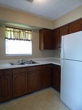 3rd image of 1856 Chatsworth Dr #A