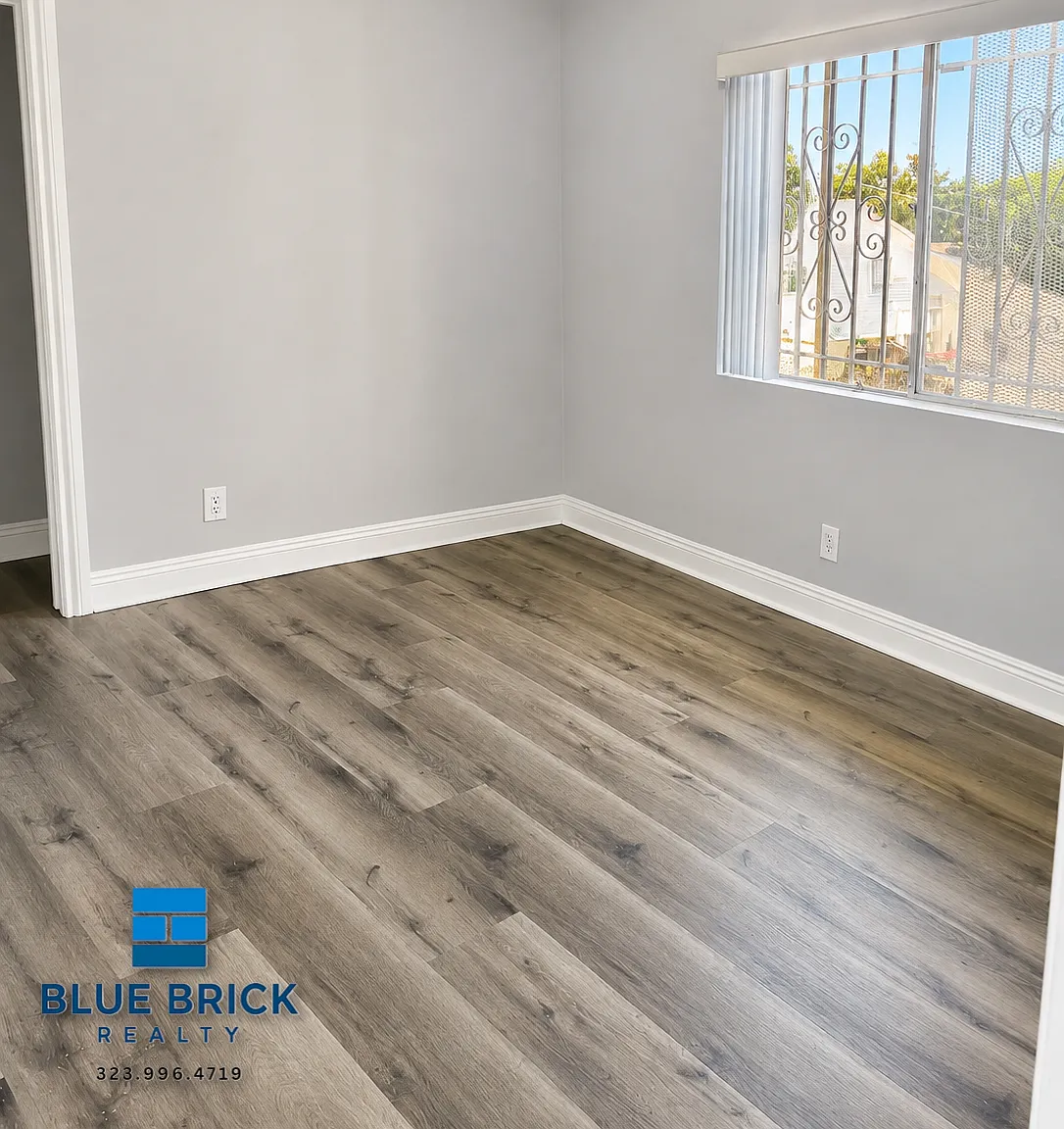 Inviting 4-Bedroom with Parking & Full Kitchen Appliances — Photo 4
