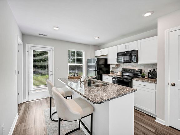 5th image of 823 Summerwood Ln