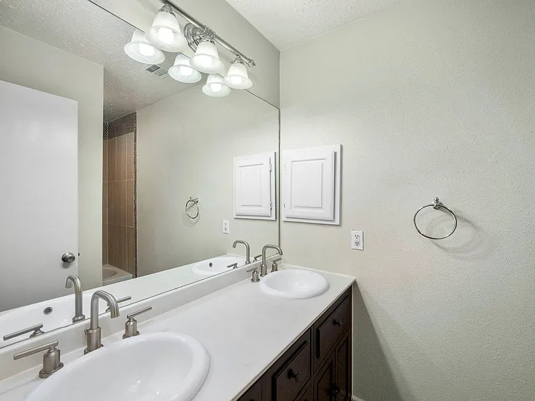 1915 Creek Valley Ln — Photo 15