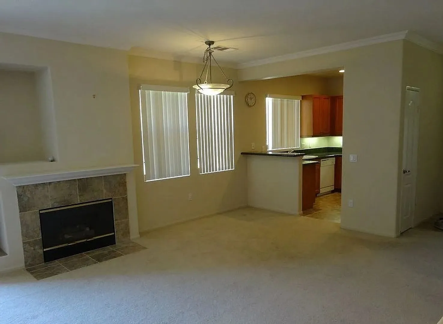Sabre Springs Condo 2 Bedroom 2 Bathroom for Rent — Photo 2