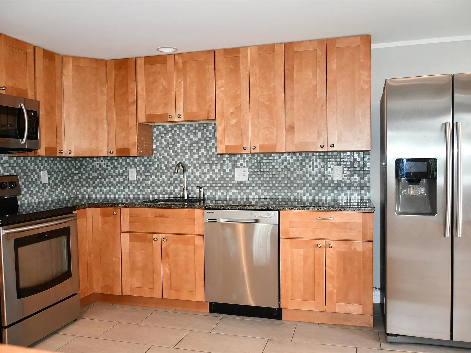 3 bed, 2.0 bath, 1200 sqft, $2,500 — Photo 2