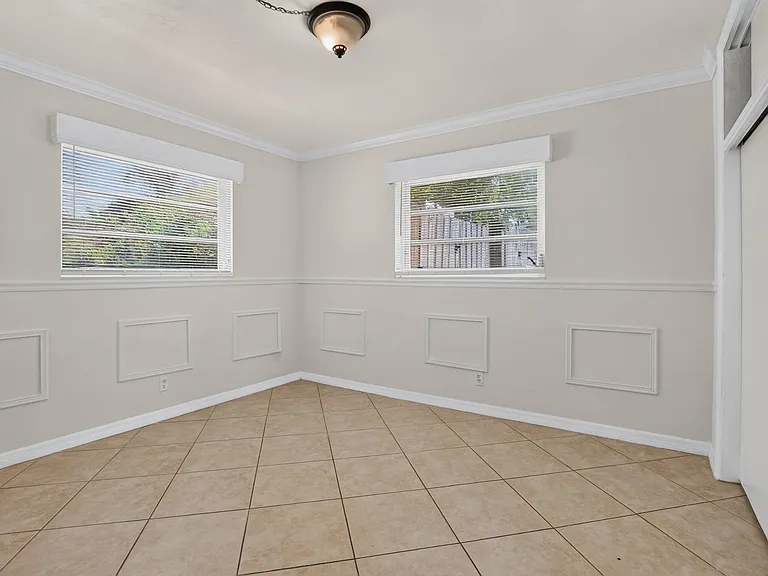 421 SW 2nd St — Photo 24