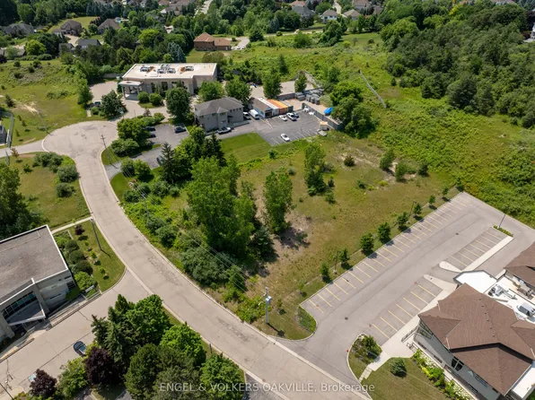18 Executive Pl, Kitchener, ON N2P 2N4