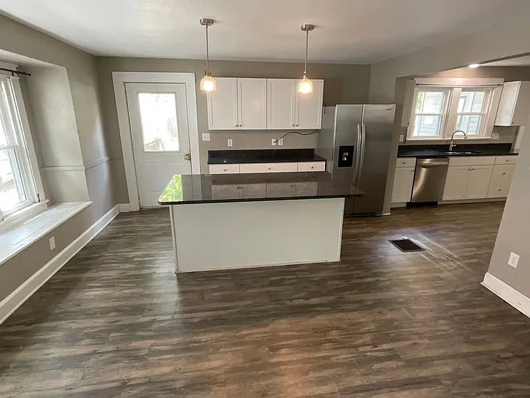 407 N Dunn St — Photo 5