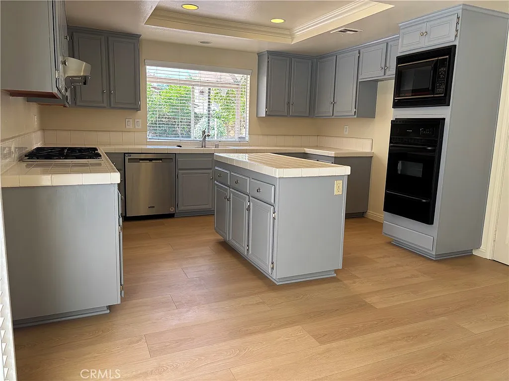 4 bed, 2.5 bath, 2566 sqft, $5,200 — Photo 2