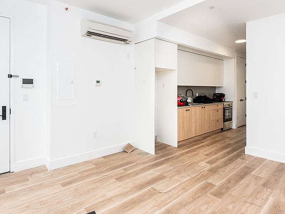 5th image of 303 Wythe Ave #299