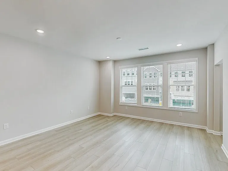 2721 Hunter Woods Dr — Photo 9