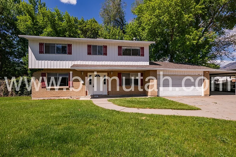 1561 E Delaware Ln