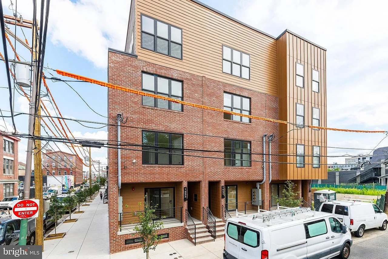 2 bed, 768 sqft, $1,599 — Photo 1
