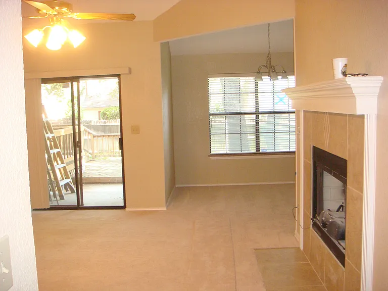 409 E Ash Ln — Photo 5