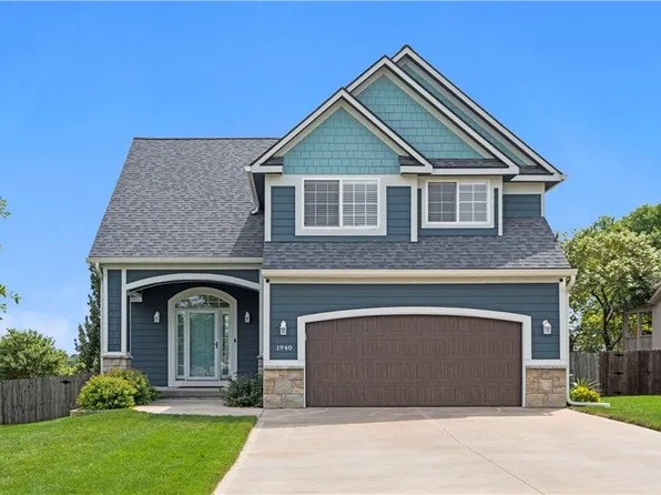 1940 E Finch Dr, Tonganoxie, KS 66086