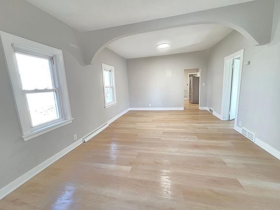 5th image of 712 Maple St W