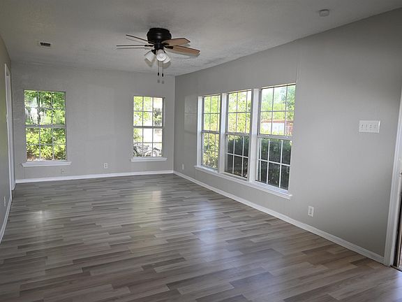 5th image of 611 Fort Worth St