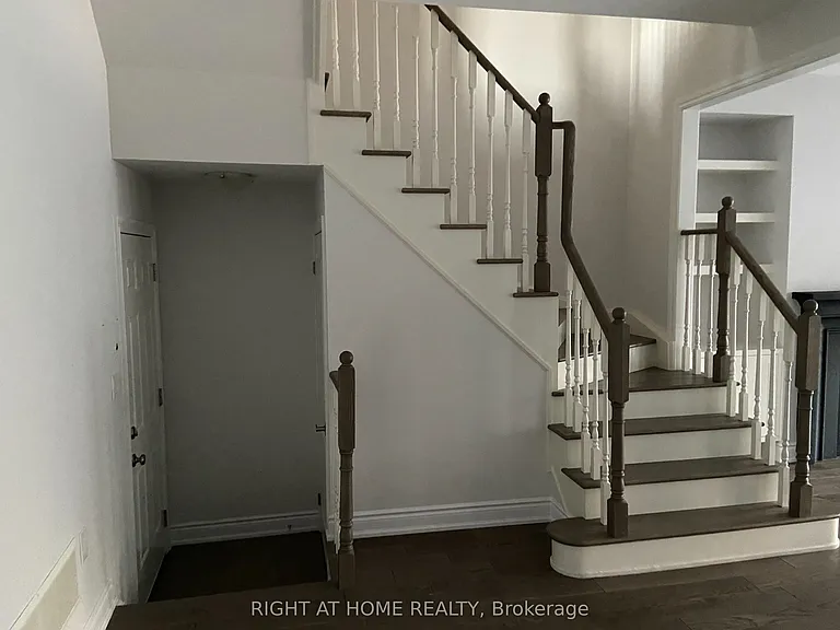 214 Cranbrook Cres — Photo 9