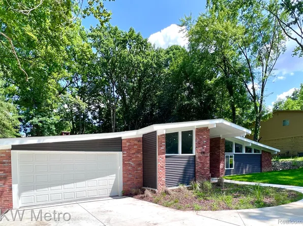 5782 Tequesta Dr, West Bloomfield, MI 48323