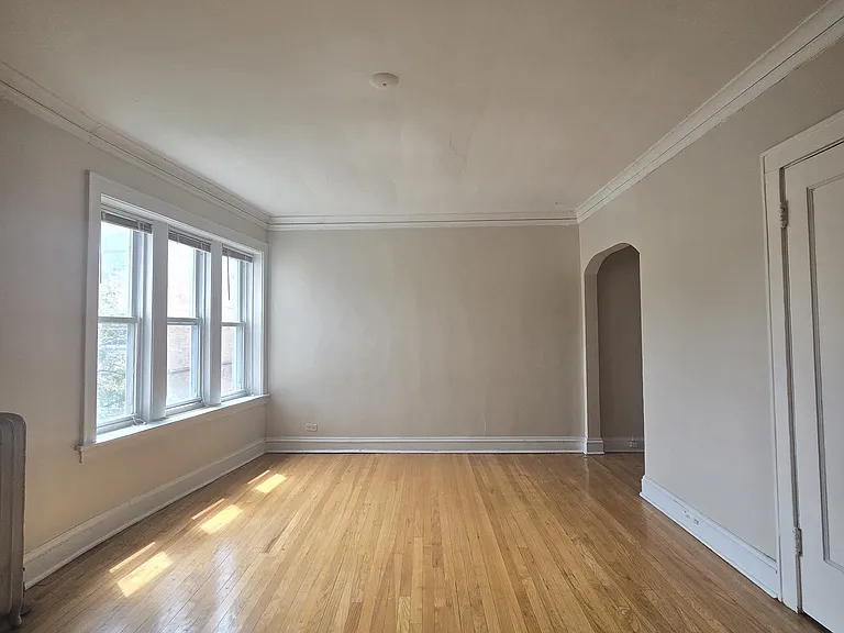 1934 W Estes Ave #1E — Photo 1