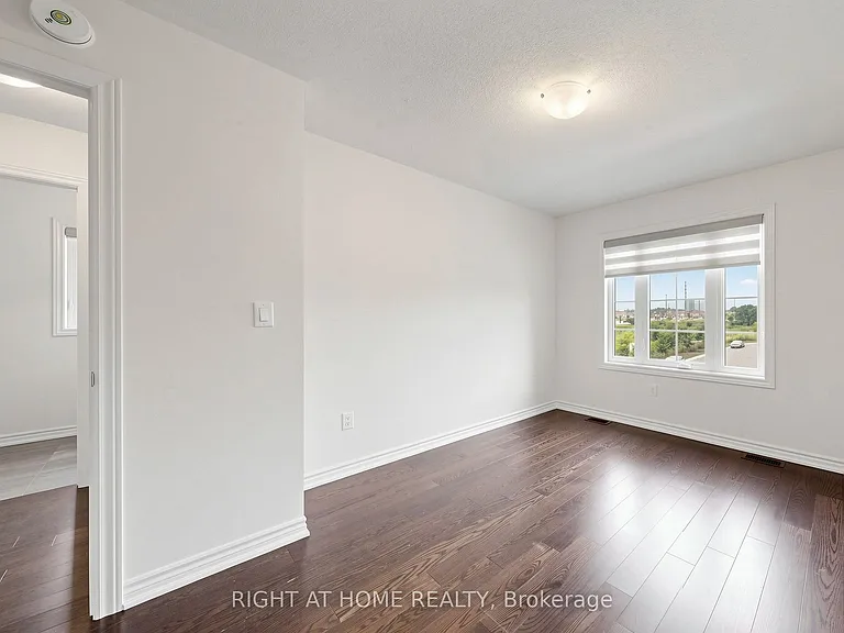 90 Laing Dr — Photo 37