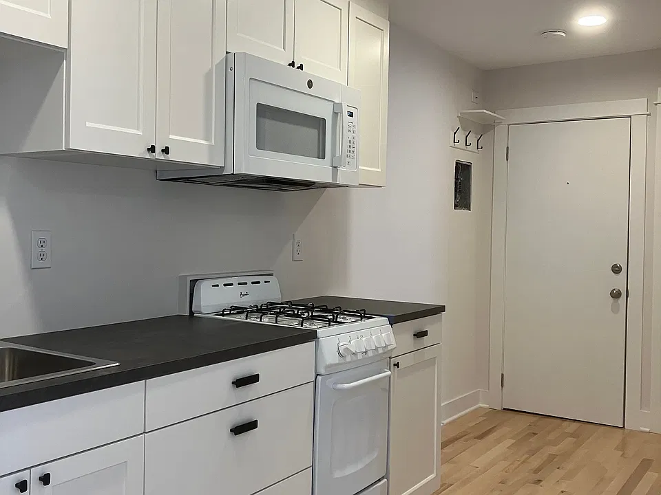 32 Waterbury St #10
