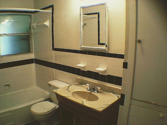 3rd image of 814 E 49th St #A