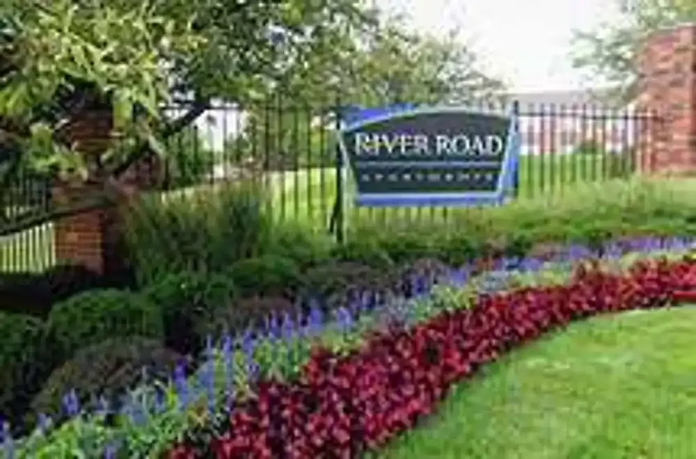 River Road Court — Photo 1